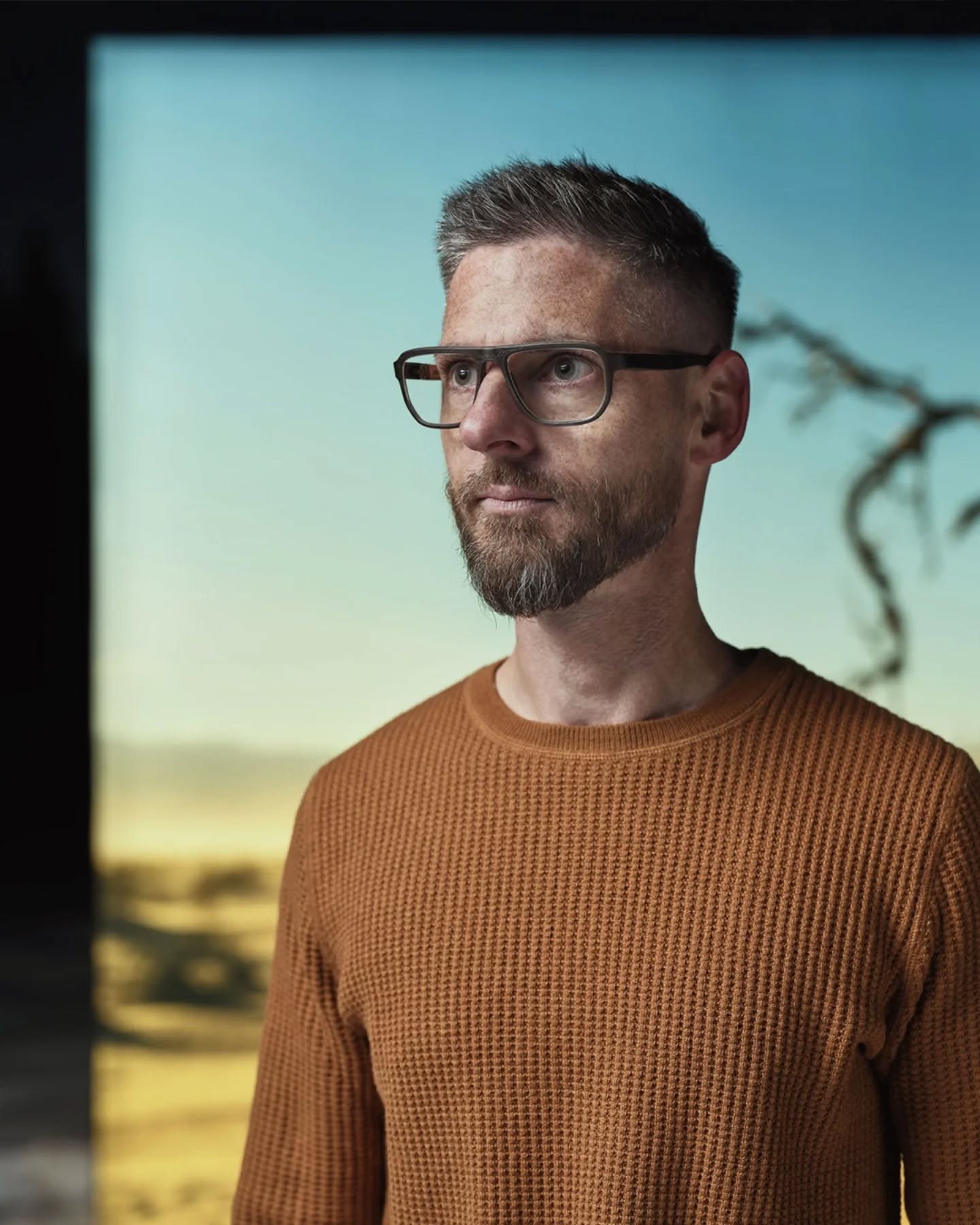Mann mit Brille – Augenoptik Hillebrand