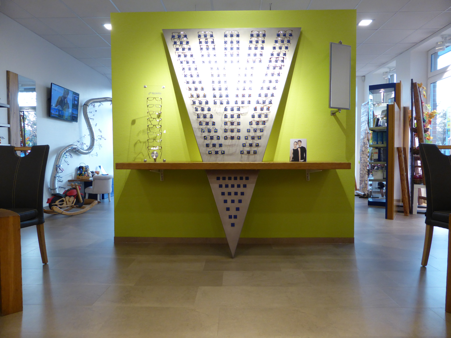 Blick in das helle und freundliche Ladenlokal von Augenoptik Hillebrand
